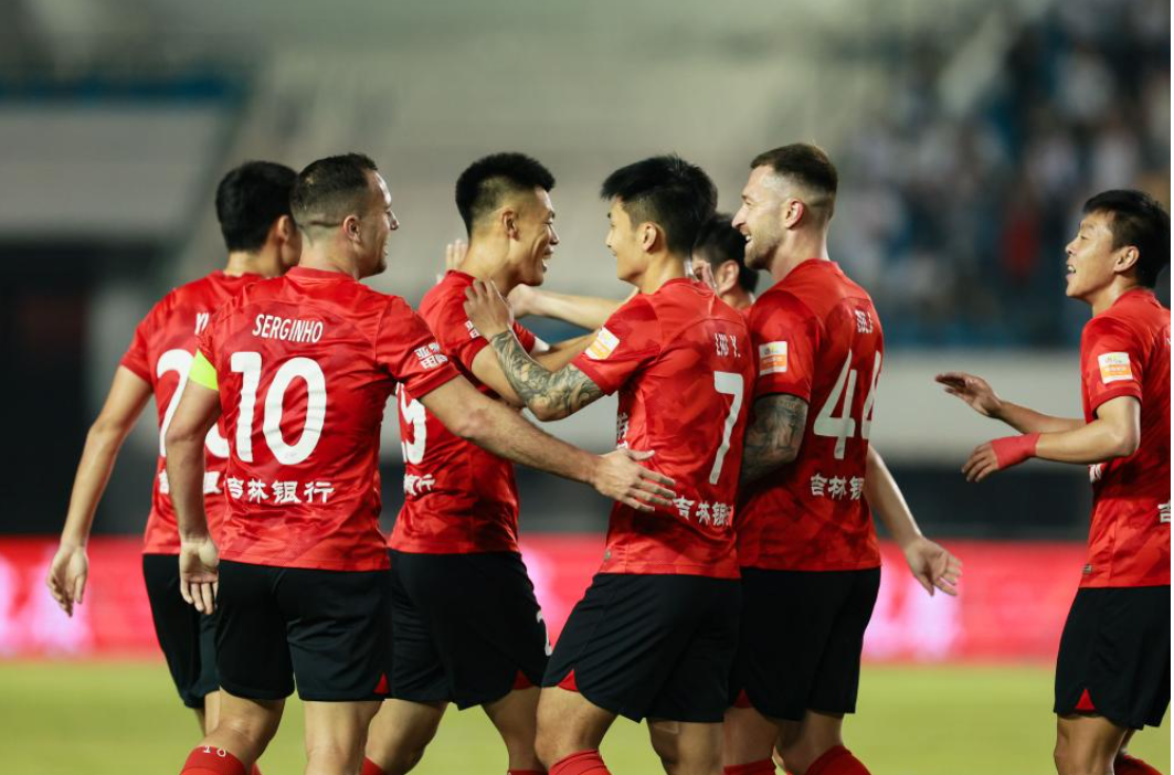 球队士气高昂，联手赢下强劲对手